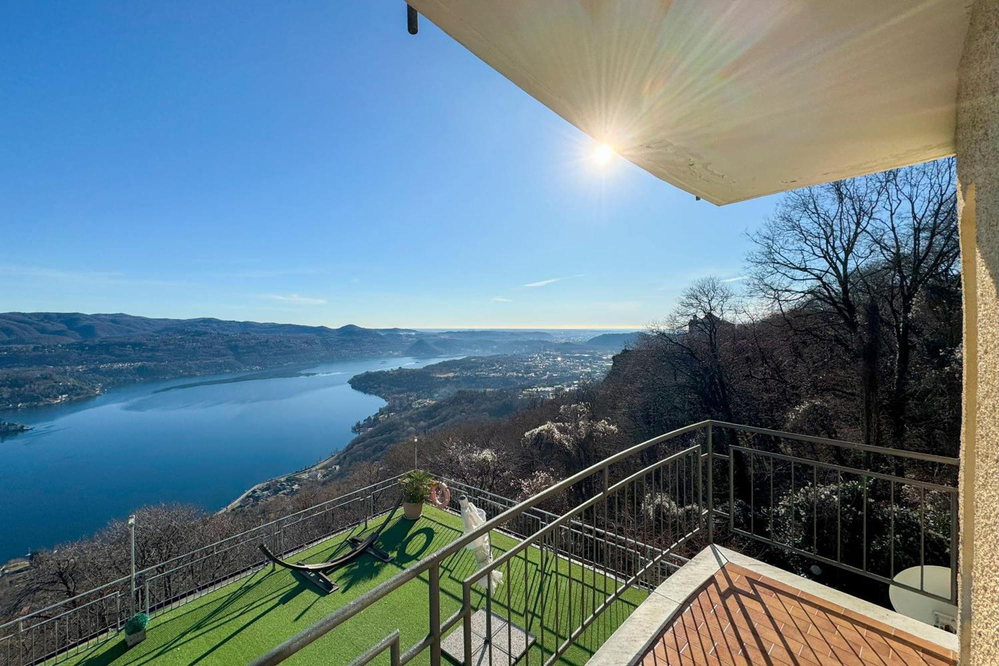 Appartamento Alberti Con Vista Lago Madonna Del Sasso Zewnętrze zdjęcie